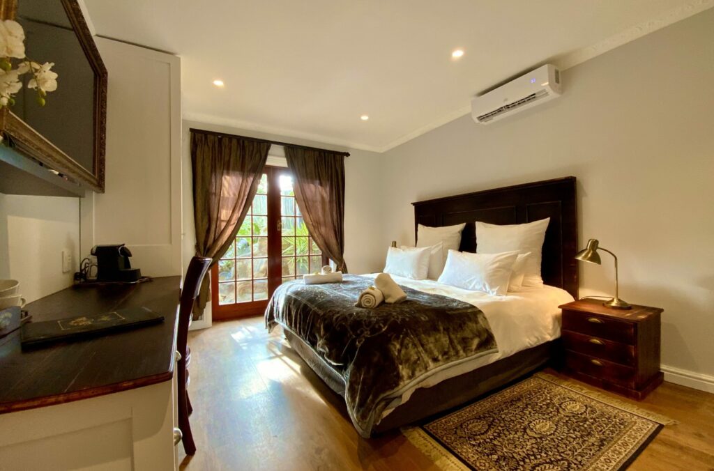 GM room 2 desk,tv, bed warm copy 2