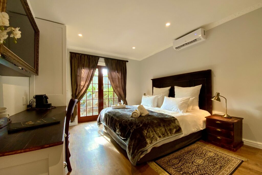 GM room 2 desk,tv, bed warm copy