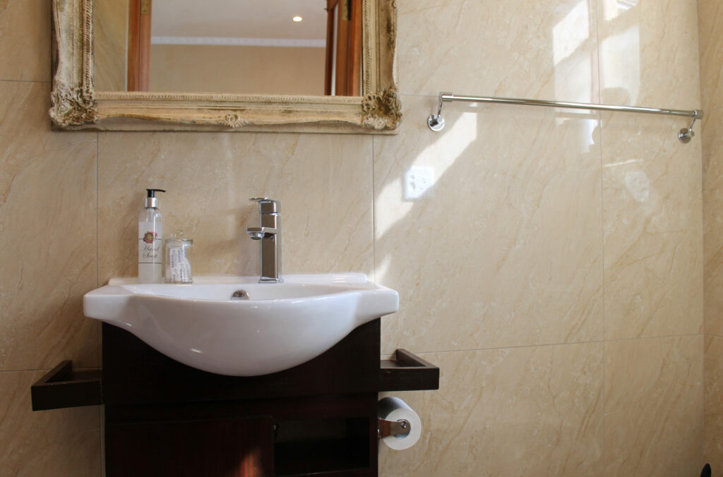GM10 3000 room 8 bathroom copy